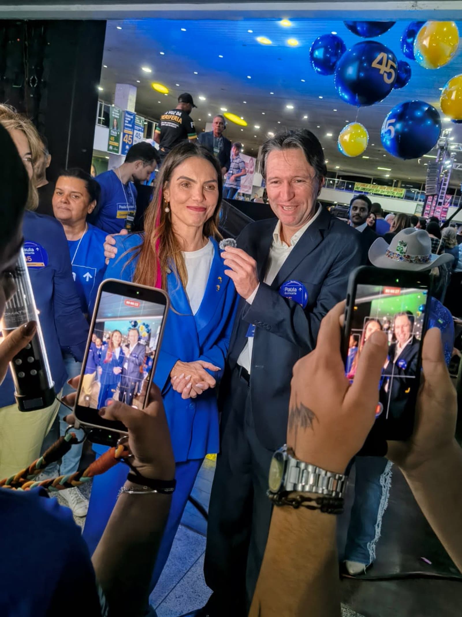 Anderson Vieira e Paula Belmonte cercados por apoiadores durante evento do partido